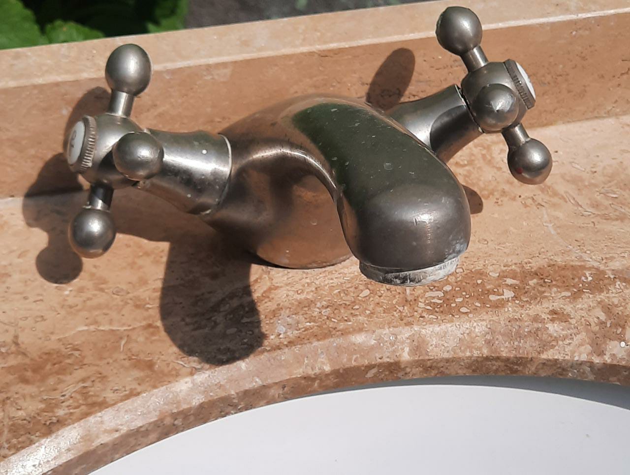 Vanitorio con cubierta mármol traventino