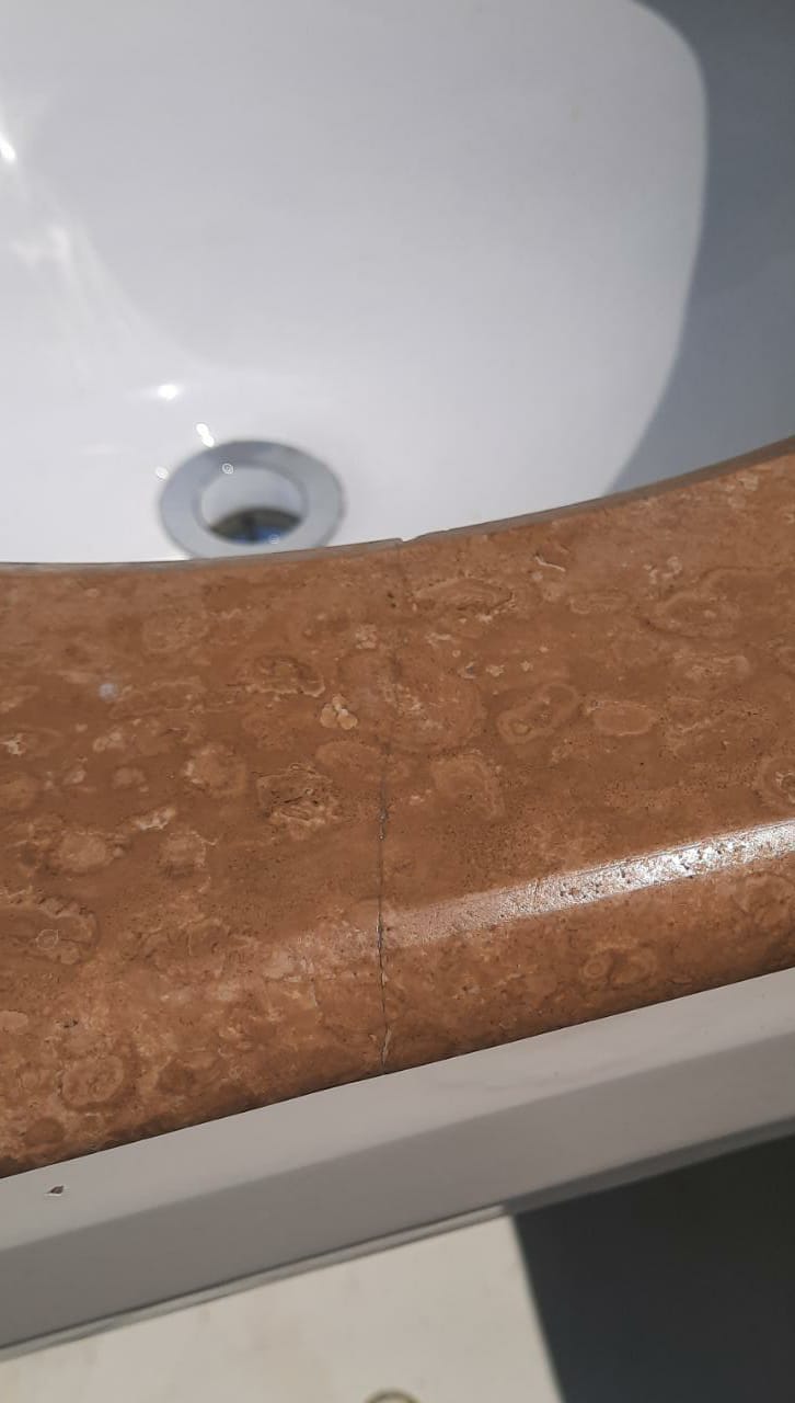 Vanitorio con cubierta mármol traventino