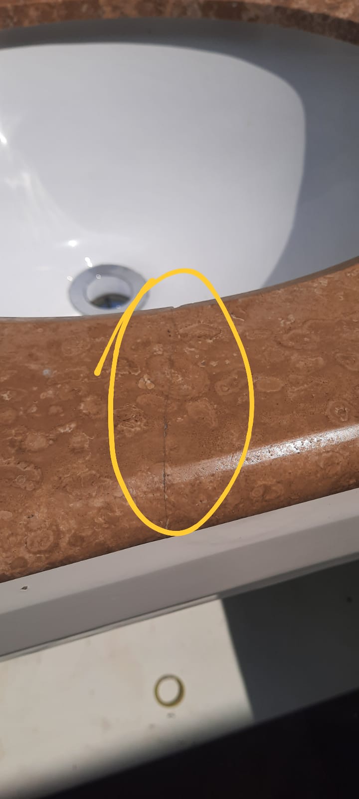 Vanitorio con cubierta mármol traventino