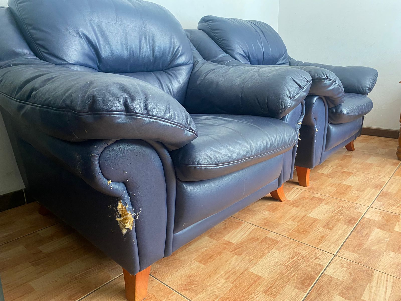 Sillones Cuero Azul con Patas Madera Vende y compra artículos de