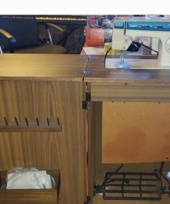 Máquina de Coser Singer con Mueble