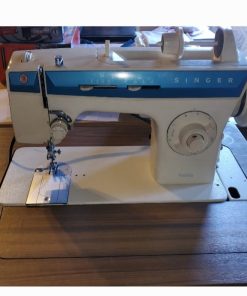 Máquina de Coser Singer con Mueble
