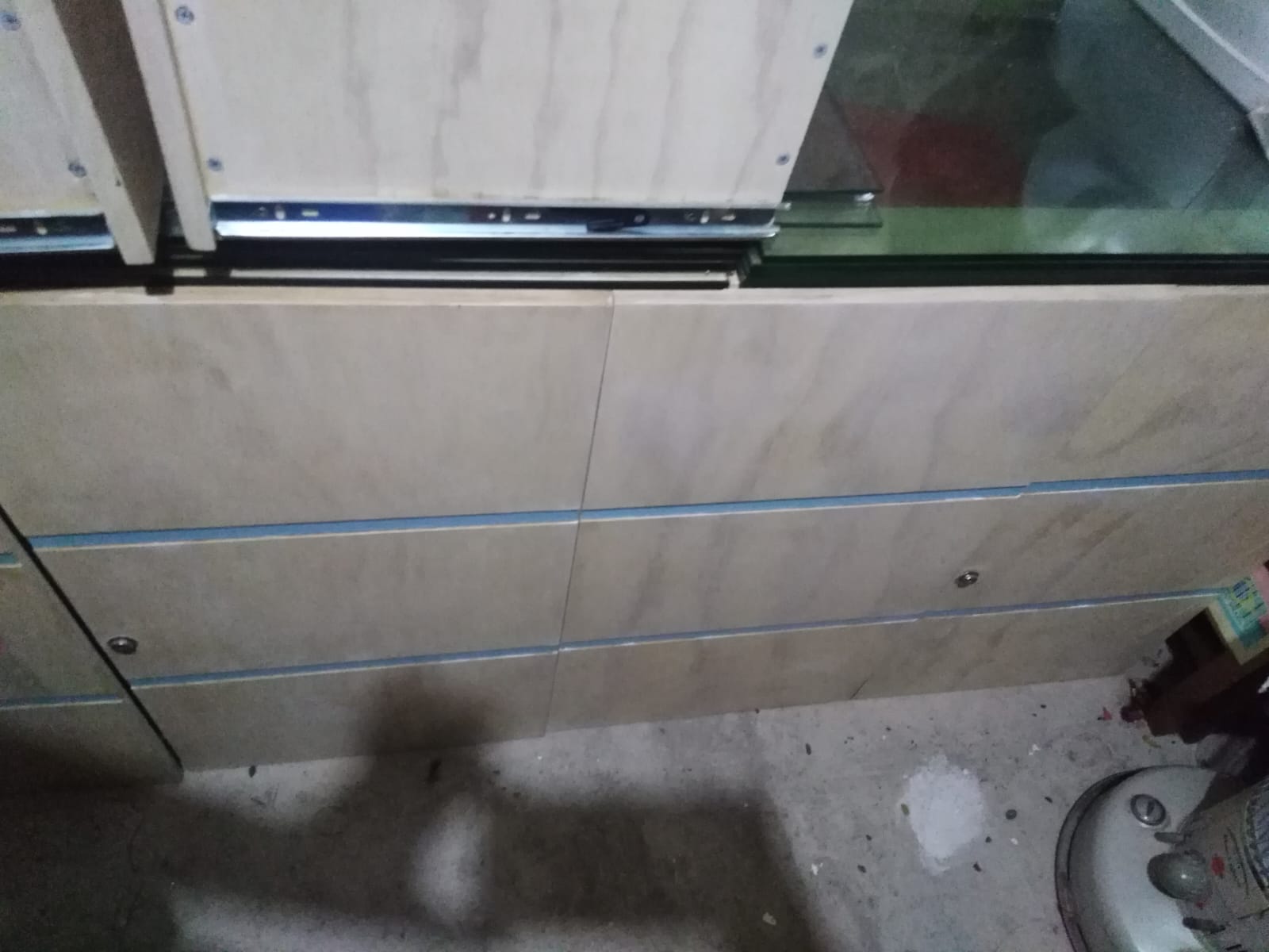 Mesón Vitrina con 3 Cajones