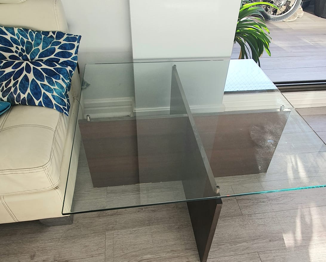 Mesa de centro con 2 puff de cuerina - Imagen 3
