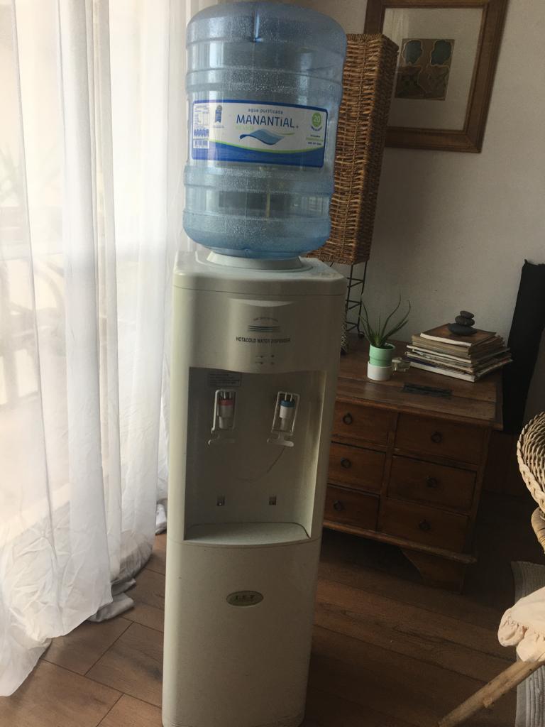 Dispensador eléctrico de Agua Pedestal + 2 bidones de 20 Lts - Vende y  compra artículos de segunda mano