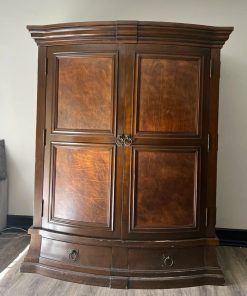 Mueble para TV de roble con cuero y manillas bronce