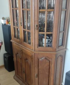 Vitrina para copas con cajón, mesa retráctil y botellero