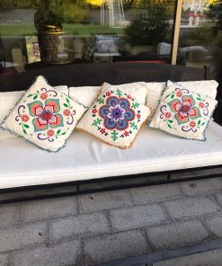 Cojines Lourdes bordados, sin cierre. Usados, buen estado