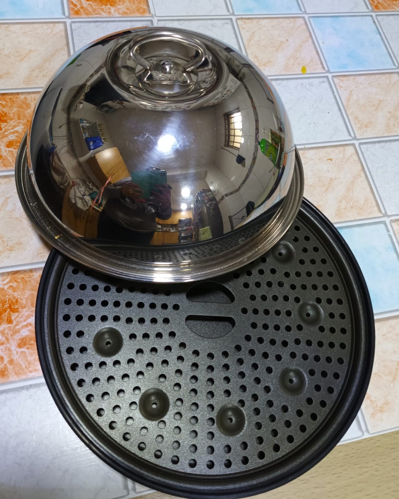 Bandeja tipo cúpula para llevar comida caliente a la mesa