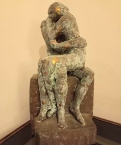 Escultura de ziña abrazo