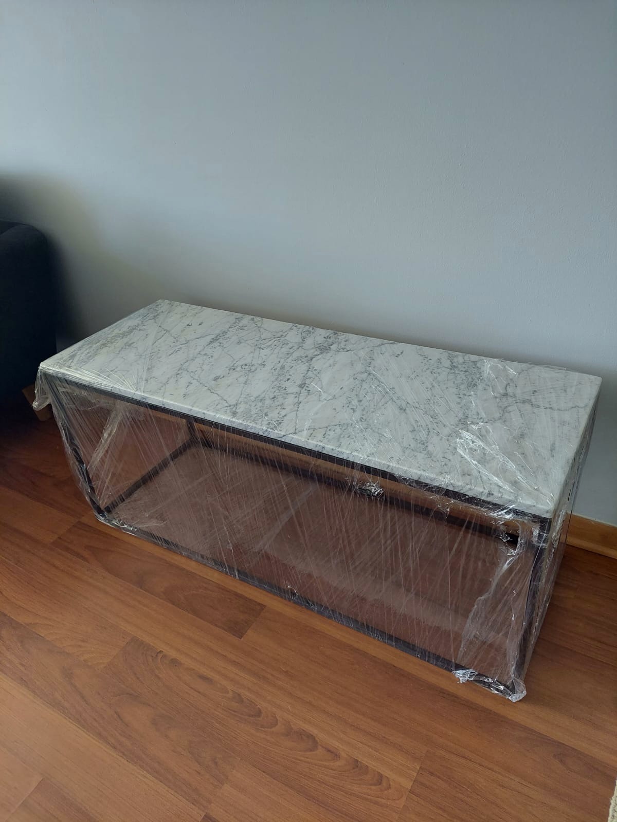 Mesa mármol carrara con base metal negro electorpintado