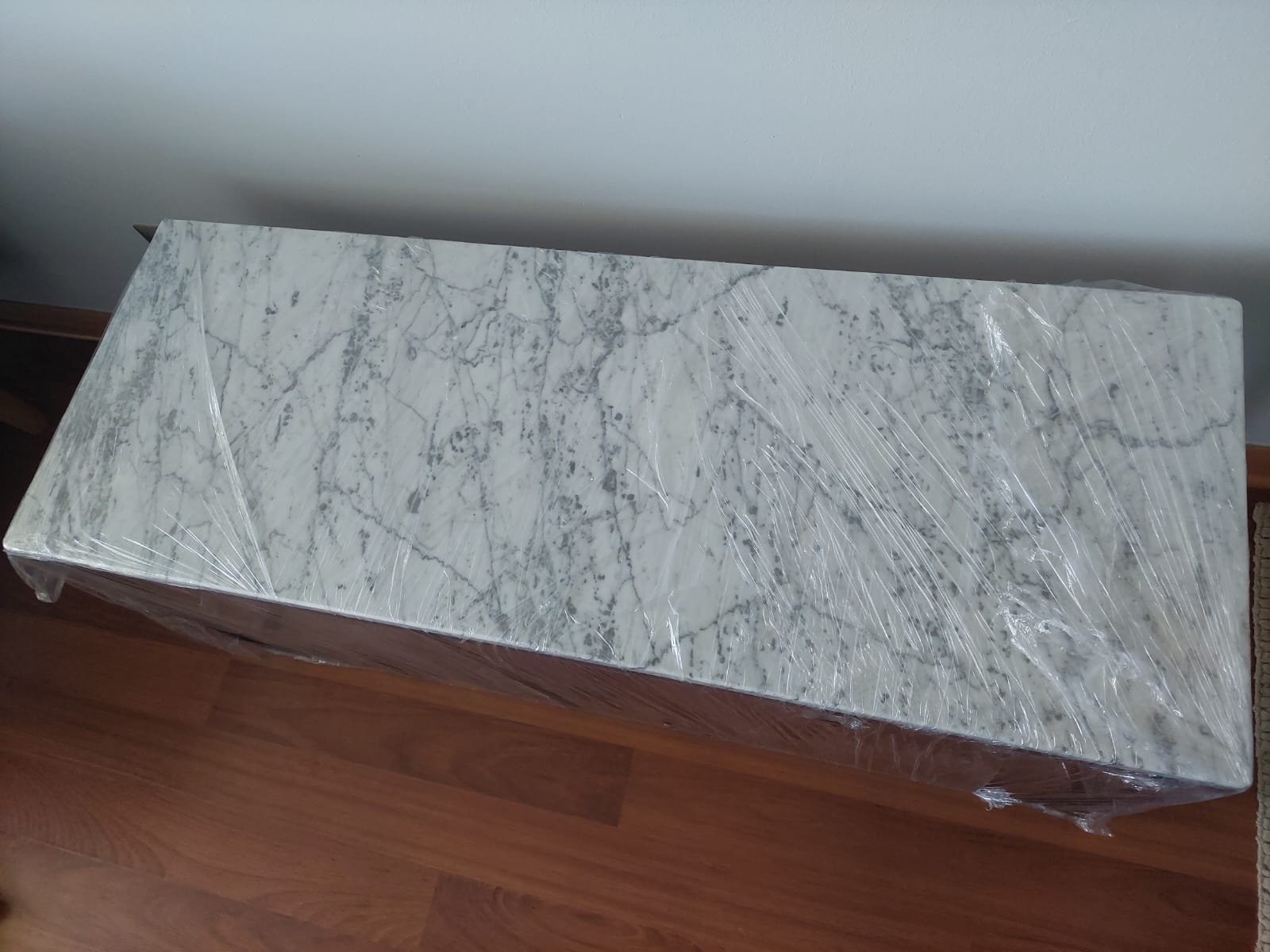 Mesa mármol carrara con base metal negro electorpintado - Imagen 3