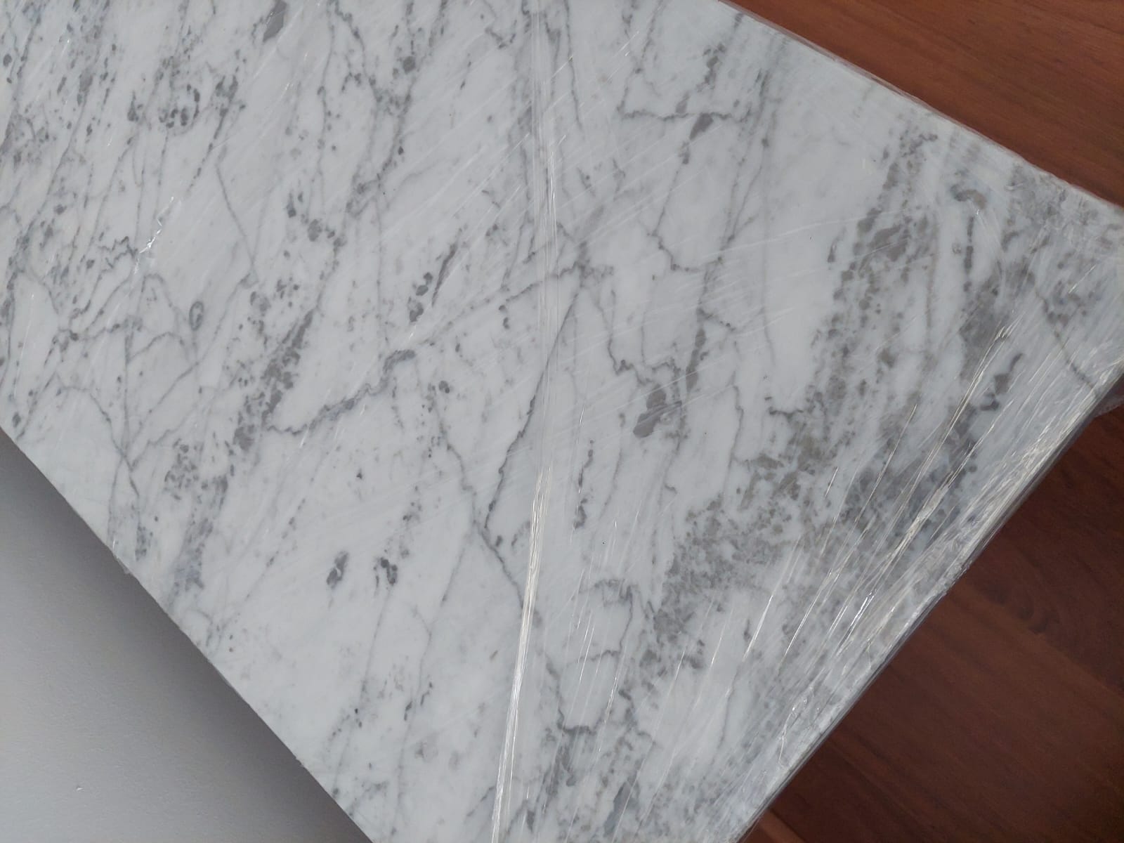 Mesa mármol carrara con base metal negro electorpintado - Imagen 5