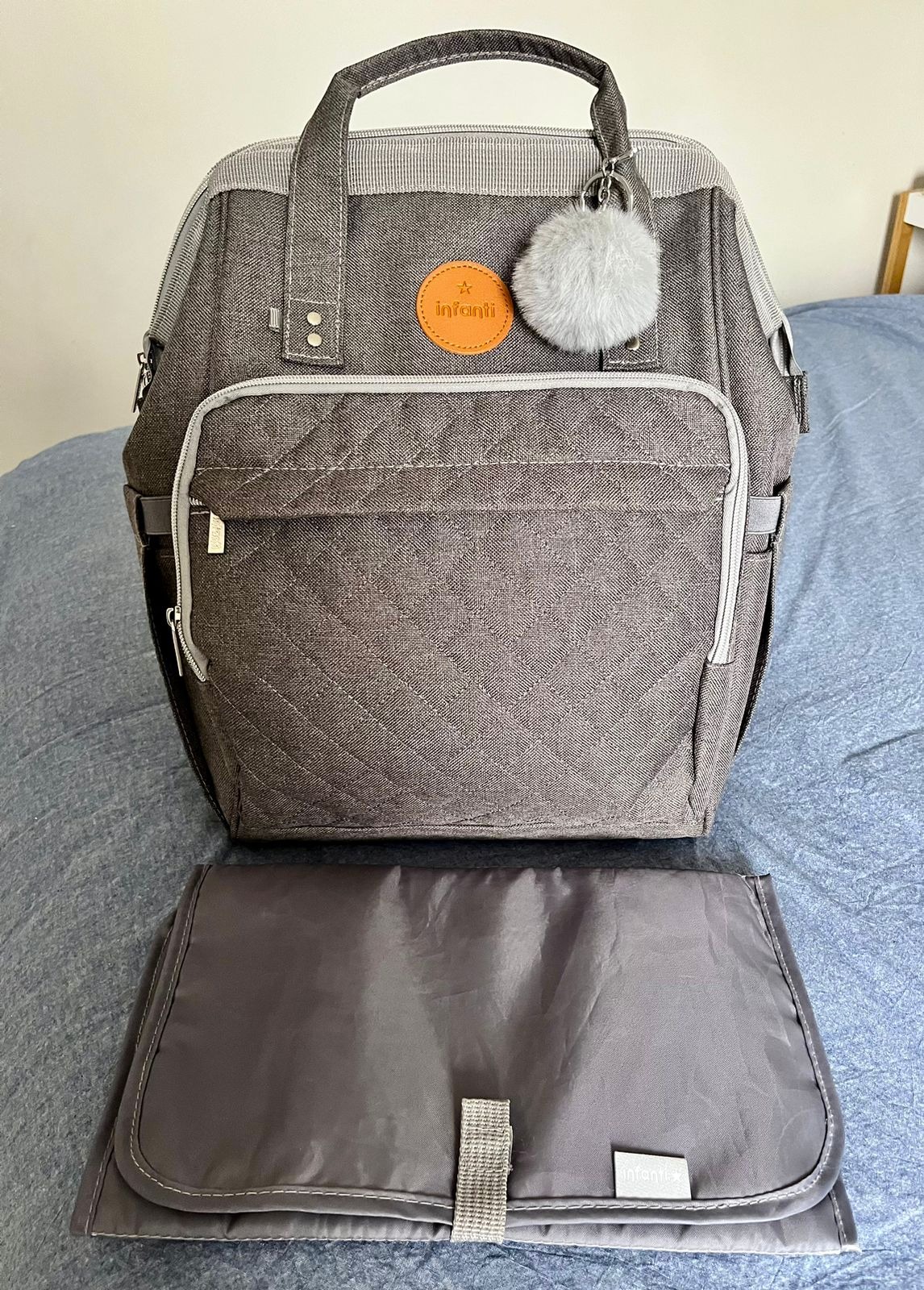 Mochila pañalera gris marca Infanti 25 L