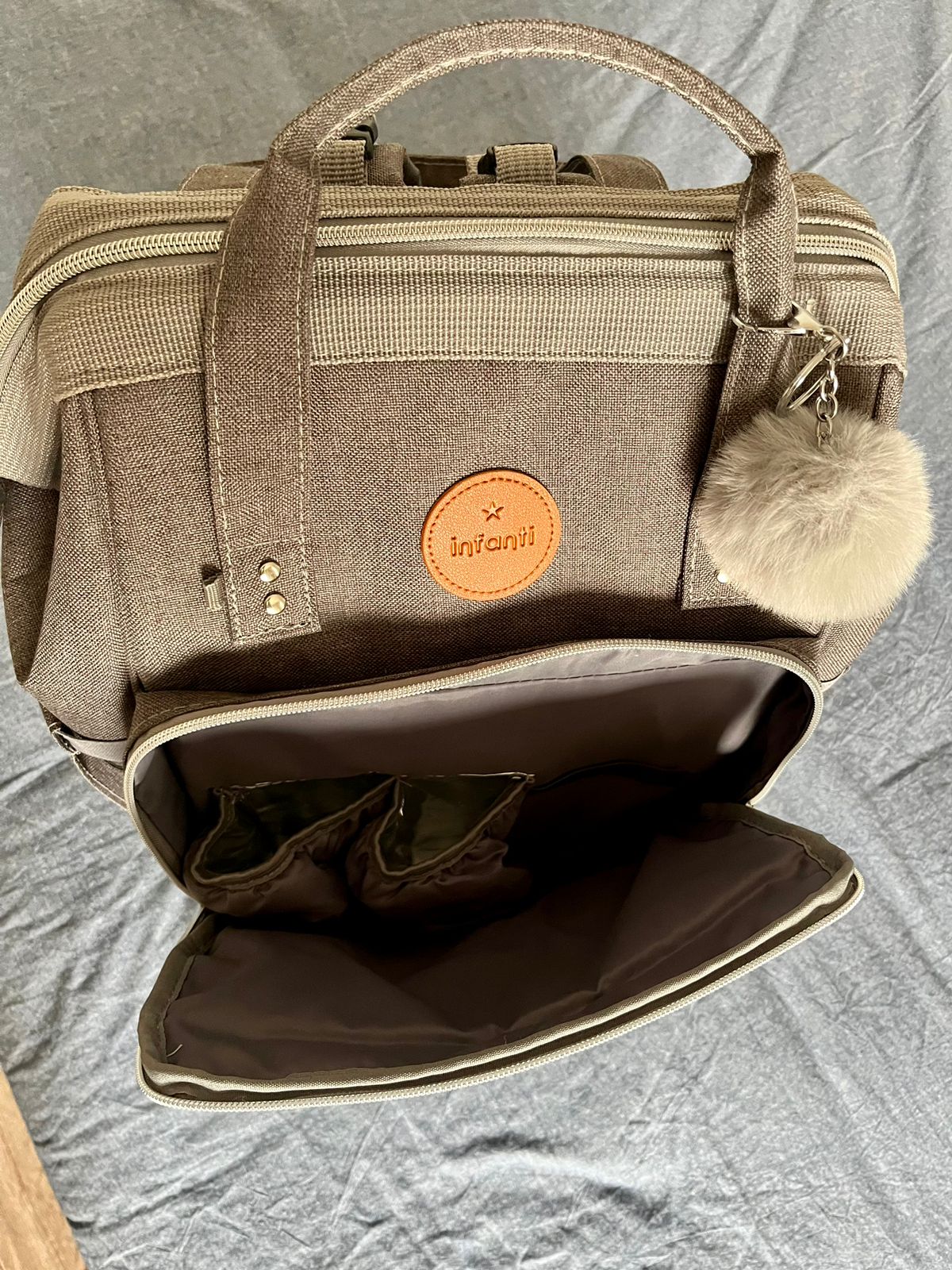 Mochila pañalera gris marca Infanti 25 L - Imagen 2