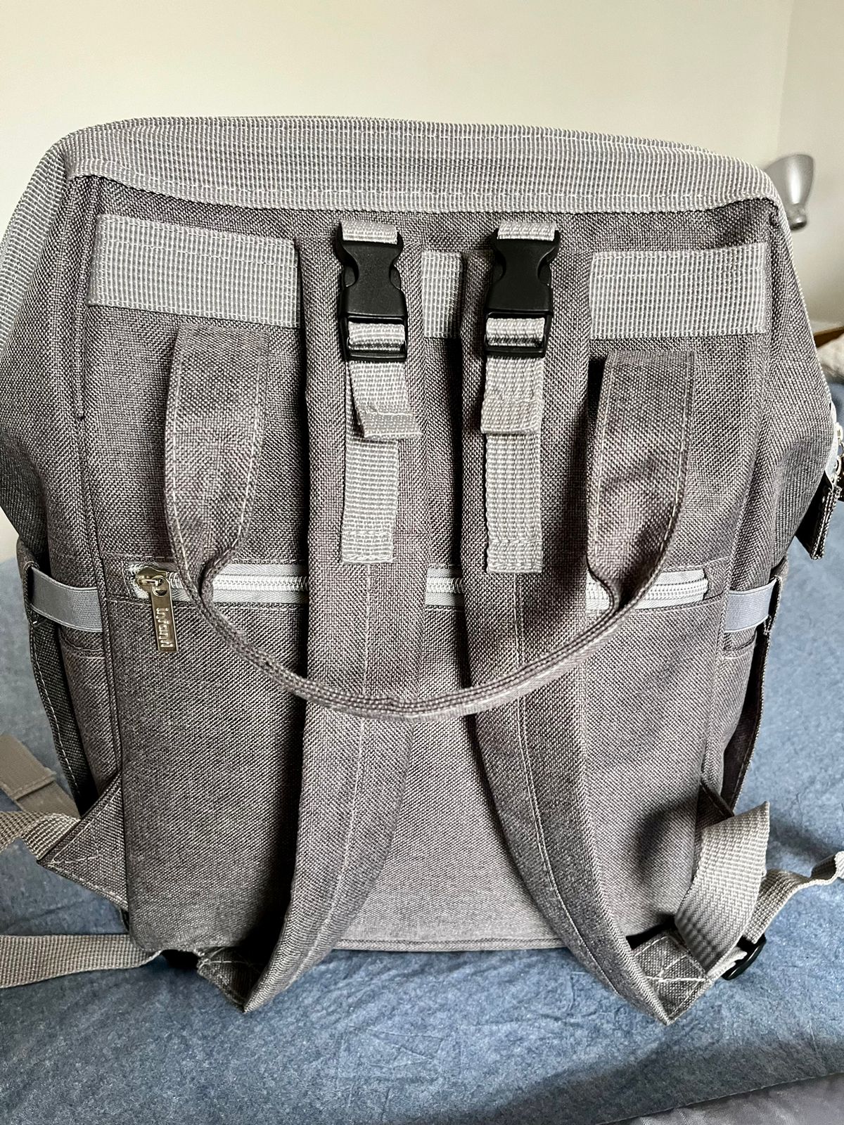 Mochila pañalera gris marca Infanti 25 L - Imagen 3