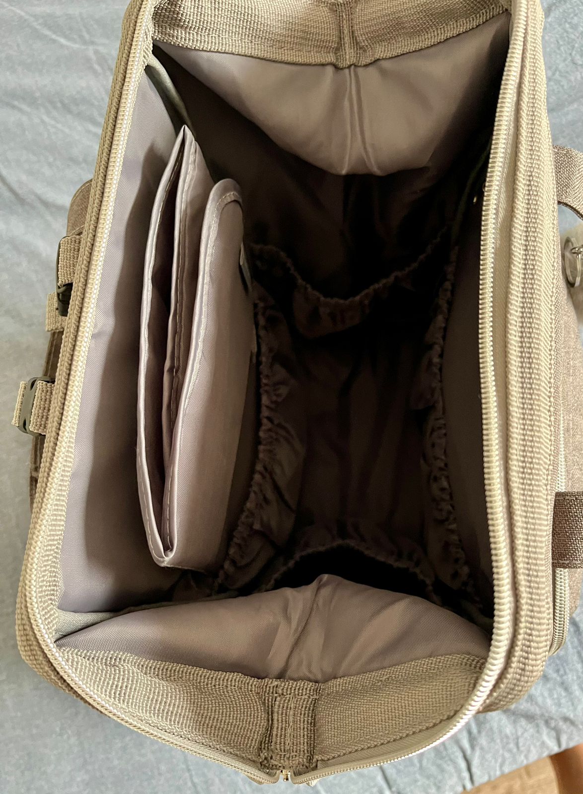 Mochila pañalera gris marca Infanti 25 L - Imagen 4