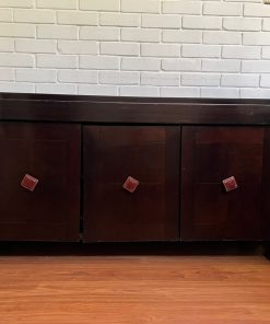 Buffet madera y tiradores cuero