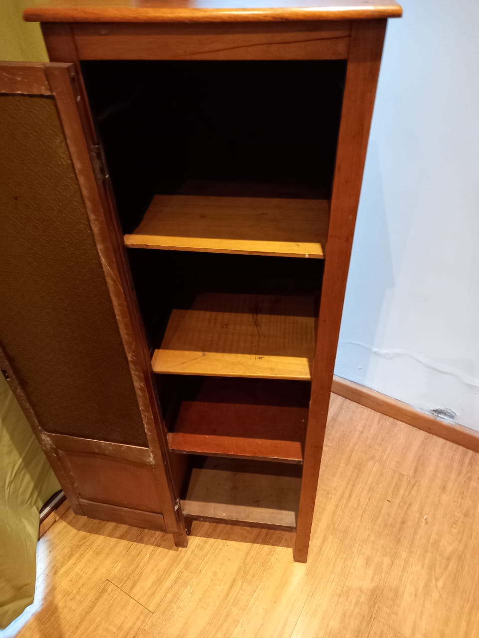 Mueble con repisas de madera y puerta de vidrio - Imagen 2