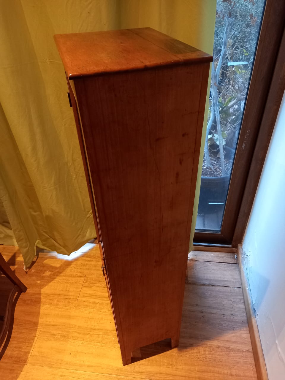 Mueble con repisas de madera y puerta de vidrio - Imagen 3