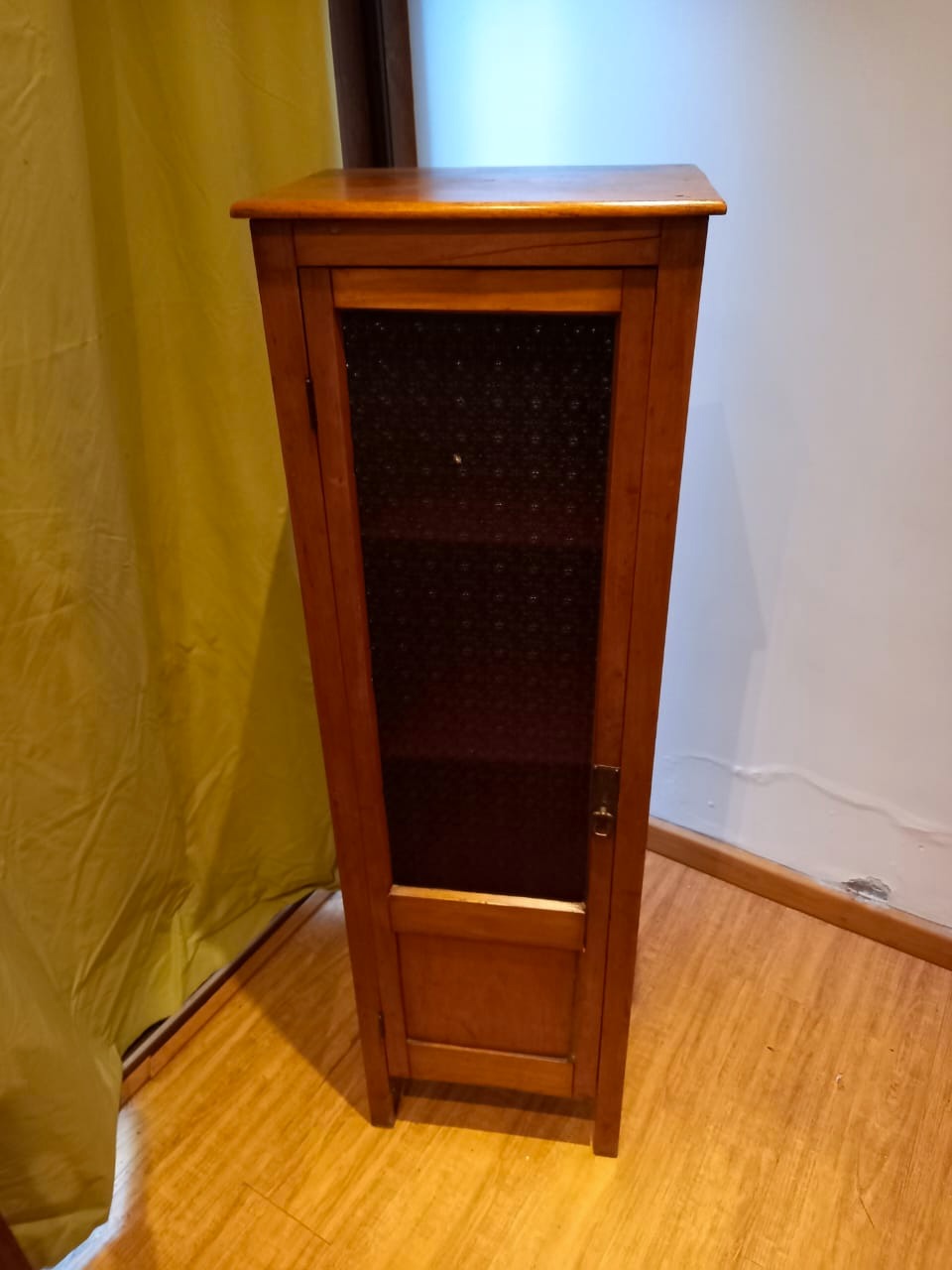 Mueble con repisas de madera y puerta de vidrio