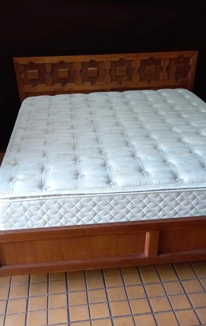 Cama madera 2 plazas con colchón Rosen y veladores