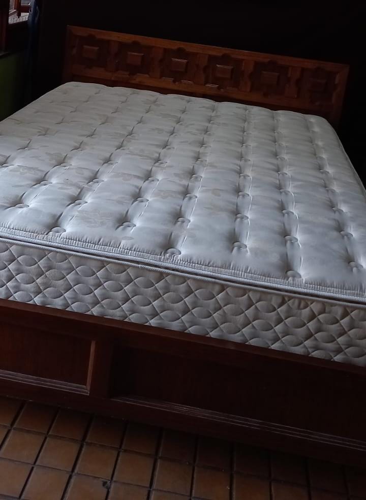 Cama madera 2 plazas con colchón Rosen y veladores - Imagen 4