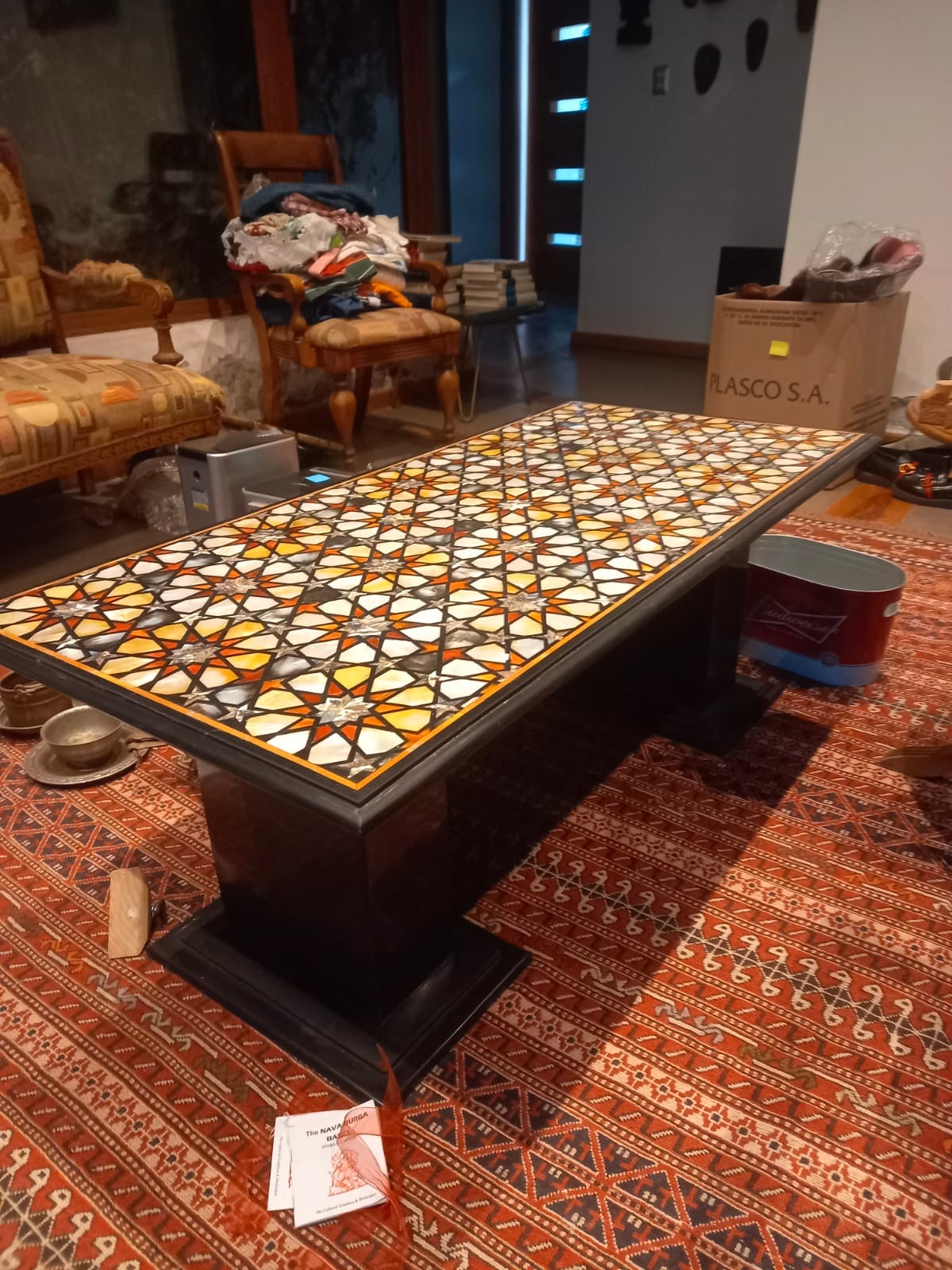 Mesa de centro de madera y nácar