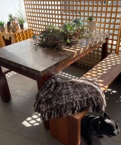 Mesa cubierta de enchape mármol (sin bancas)