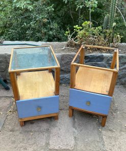 Par de veladores de Raulí y Lingue con tiradores de bronce