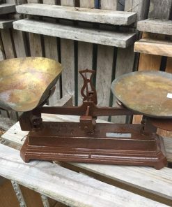 Balanza antigua de fierro para avellanas