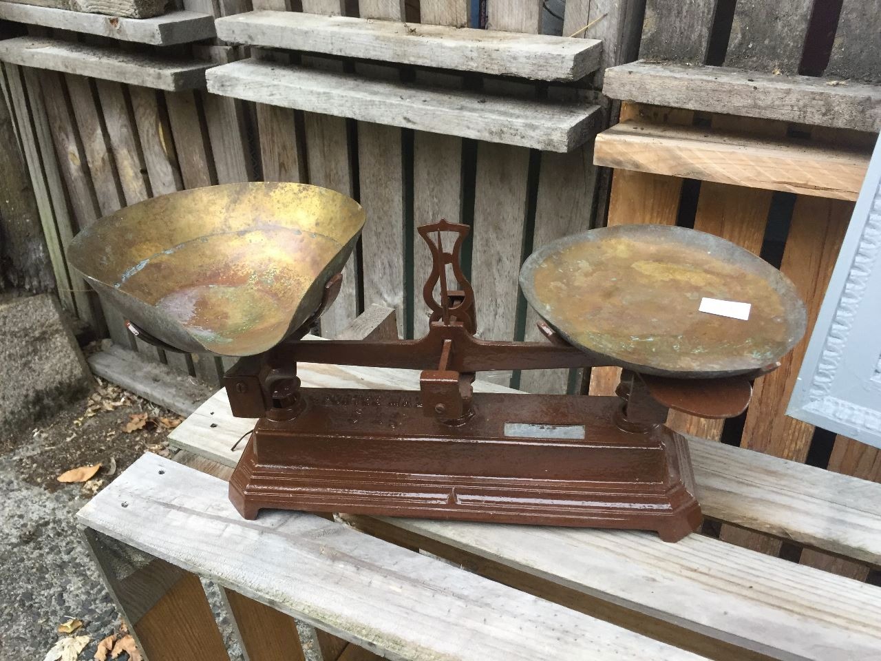 Balanza antigua de fierro para avellanas