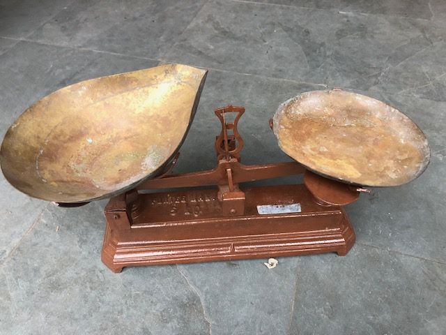 Balanza antigua de fierro para avellanas - Imagen 2