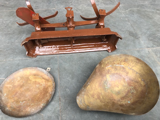 Balanza antigua de fierro para avellanas - Imagen 3