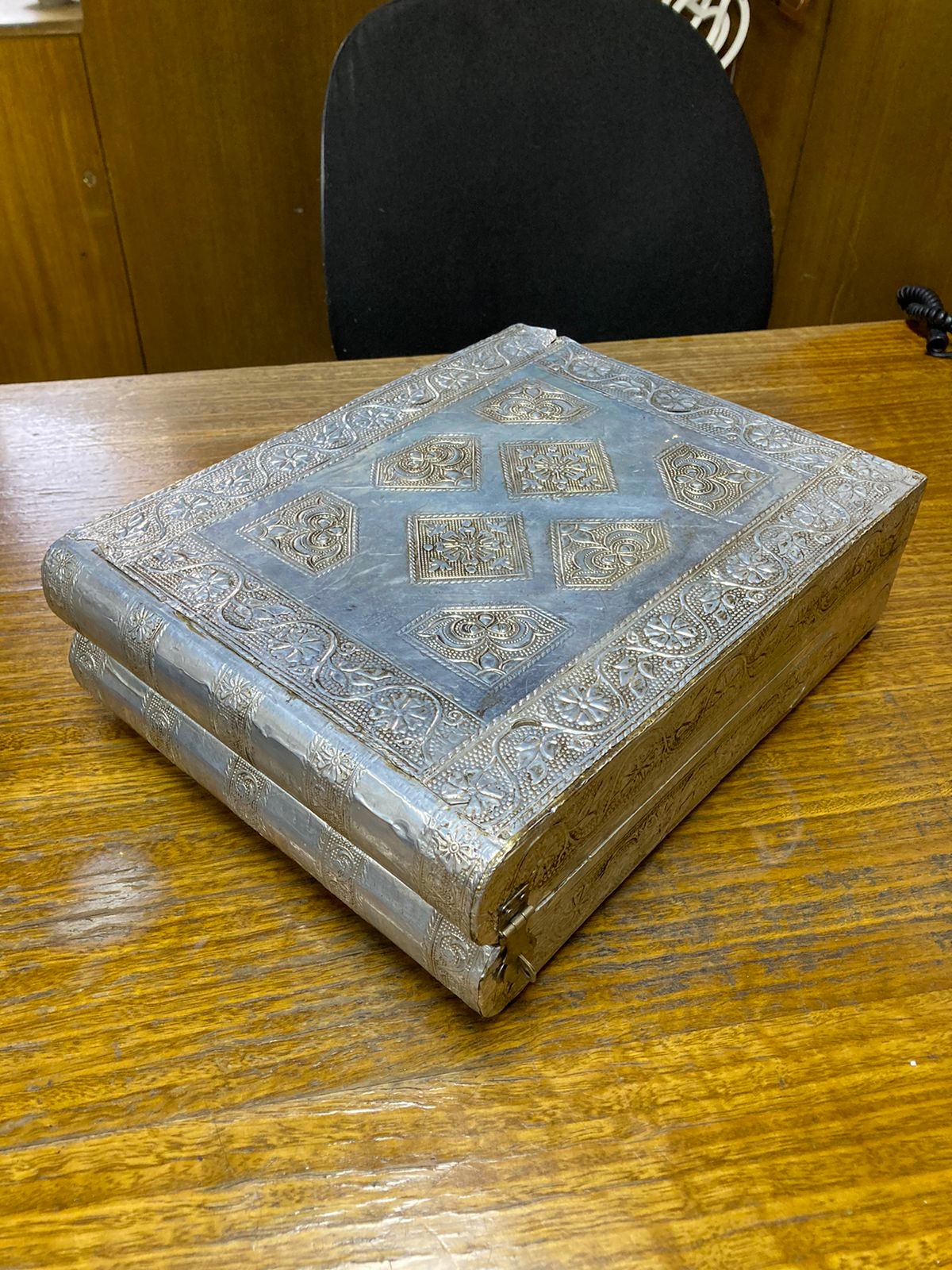 Joyero metal repujado