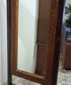 Espejo de pie de madera tallada