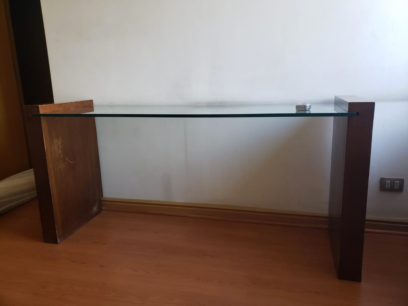 Escritorio enchape madera y cubierta de vidrio