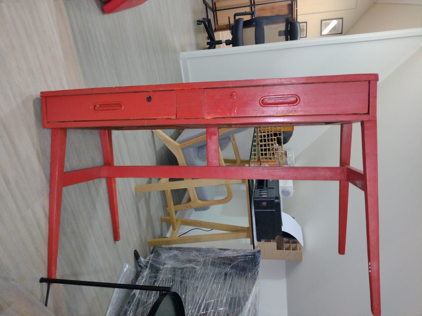 Escritorio de madera rojo