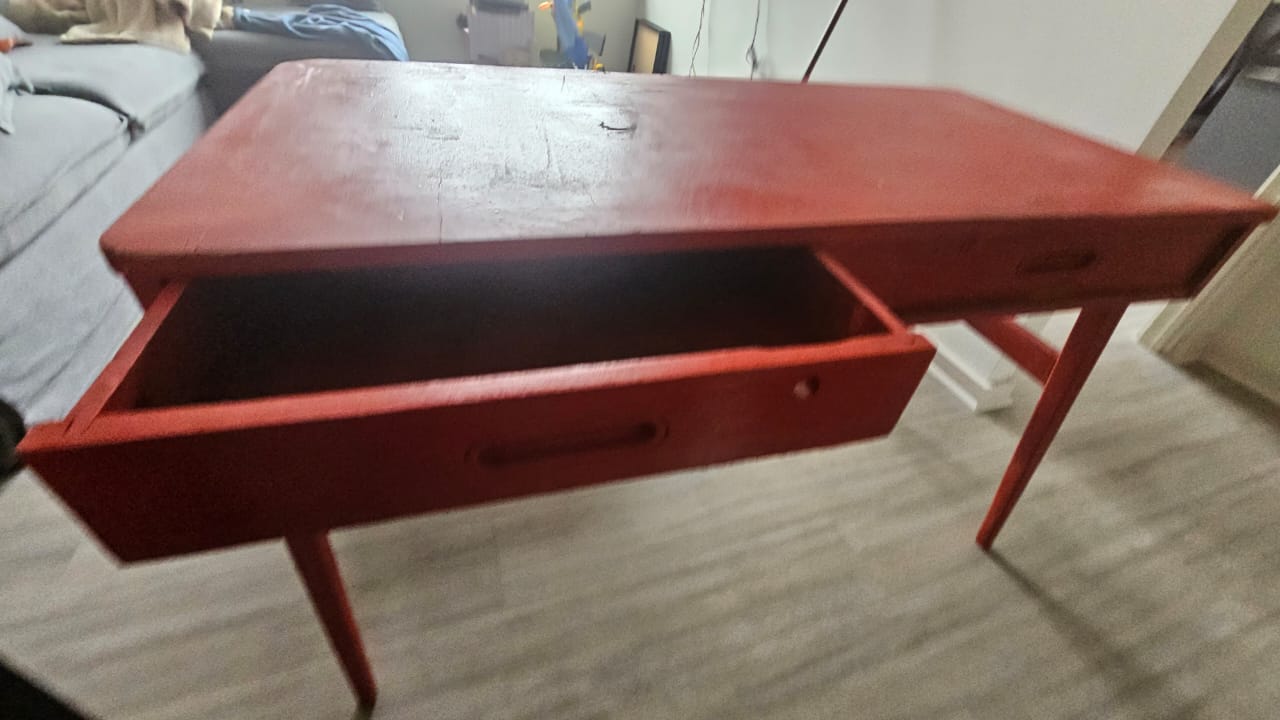 Escritorio de madera rojo - Imagen 3