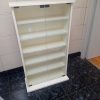 Vitrina de madera con puertas de vidrio