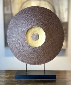 Escultura disco color marrón con centro dorado