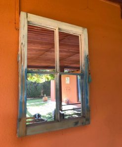 Espejo de ventana antigua