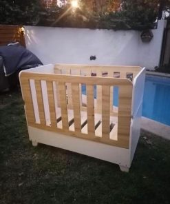 Cuna de madera con colchón