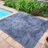 Alfombra sintética gris oscuro