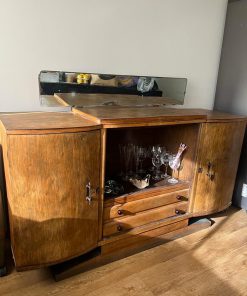 Buffet de madera con espejo biselado