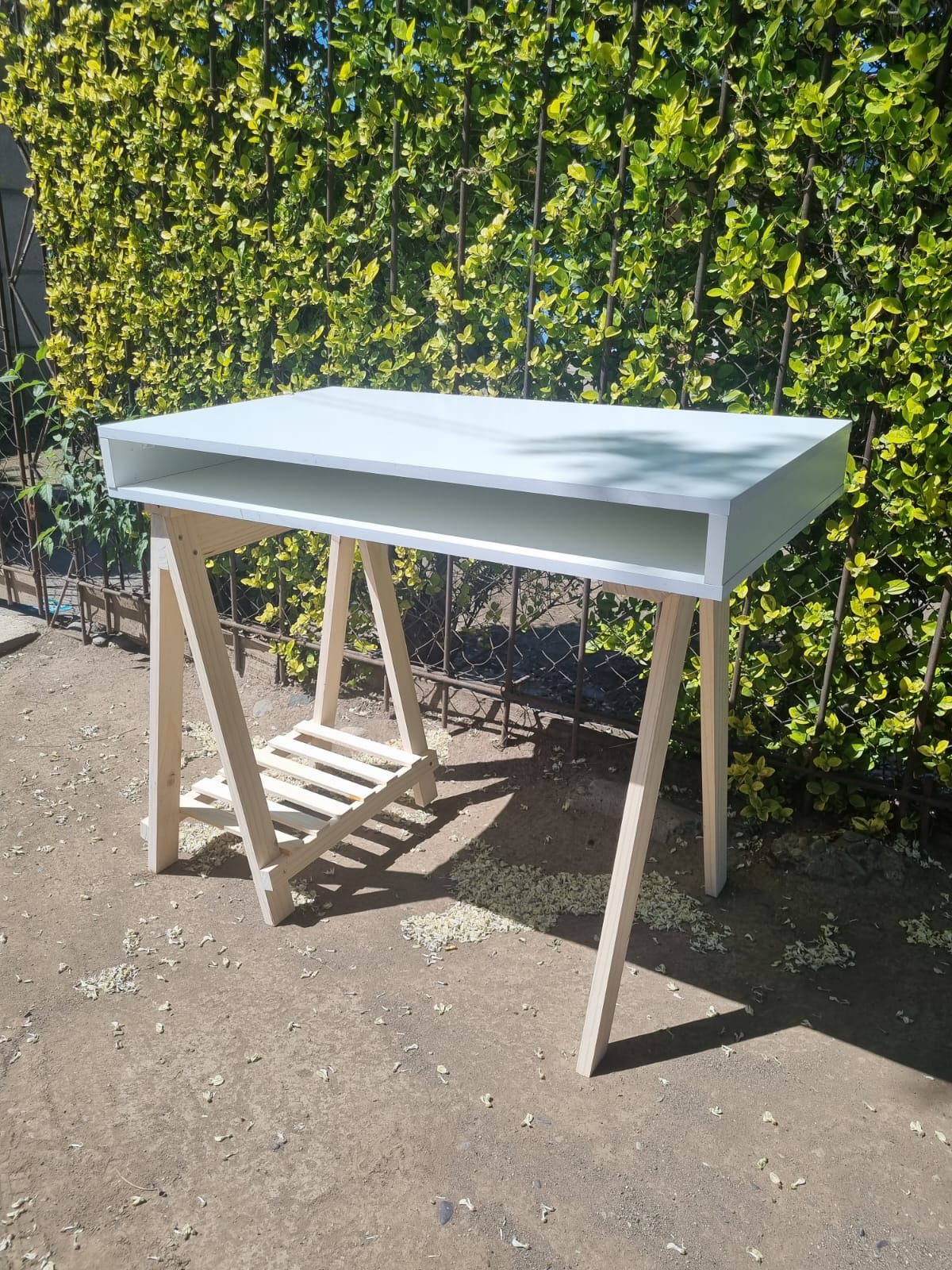 Escritorio de melamina y madera