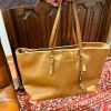 Cartera Michael Kors color camel