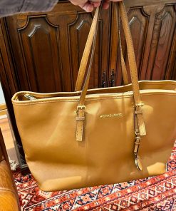 Cartera Michael Kors color camel