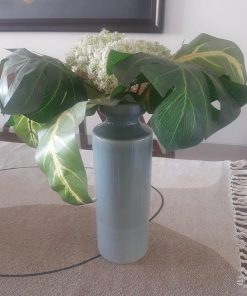 Florero cerámica color celeste con ramas artificiales