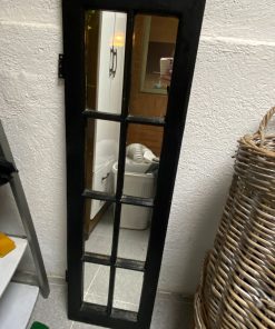 Espejo de ventana antigua